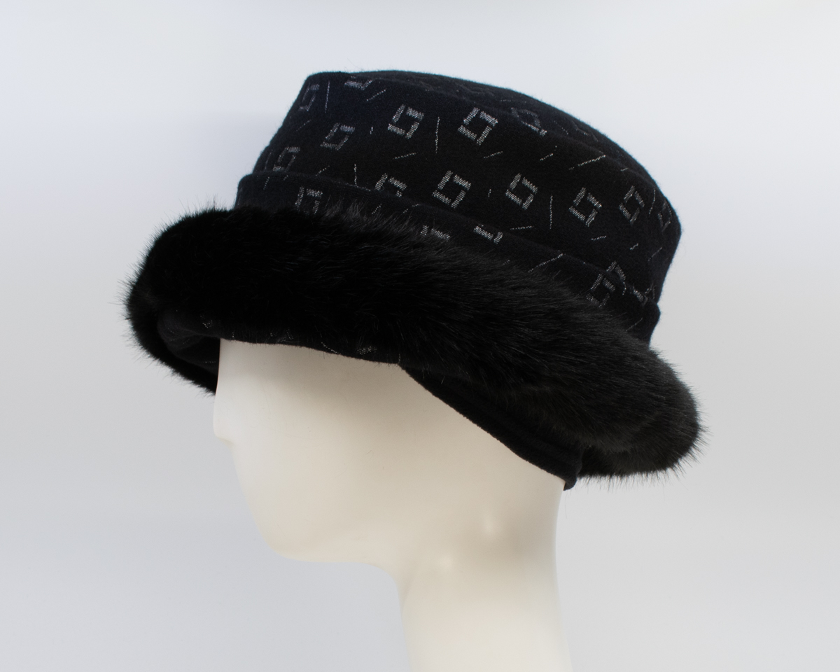 Black Beauty: Stella - Square/Sochi (Faux Fur) (Side View Ear Cuff)