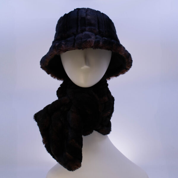 Tundra: Avery & Scarf - Cherry Cola