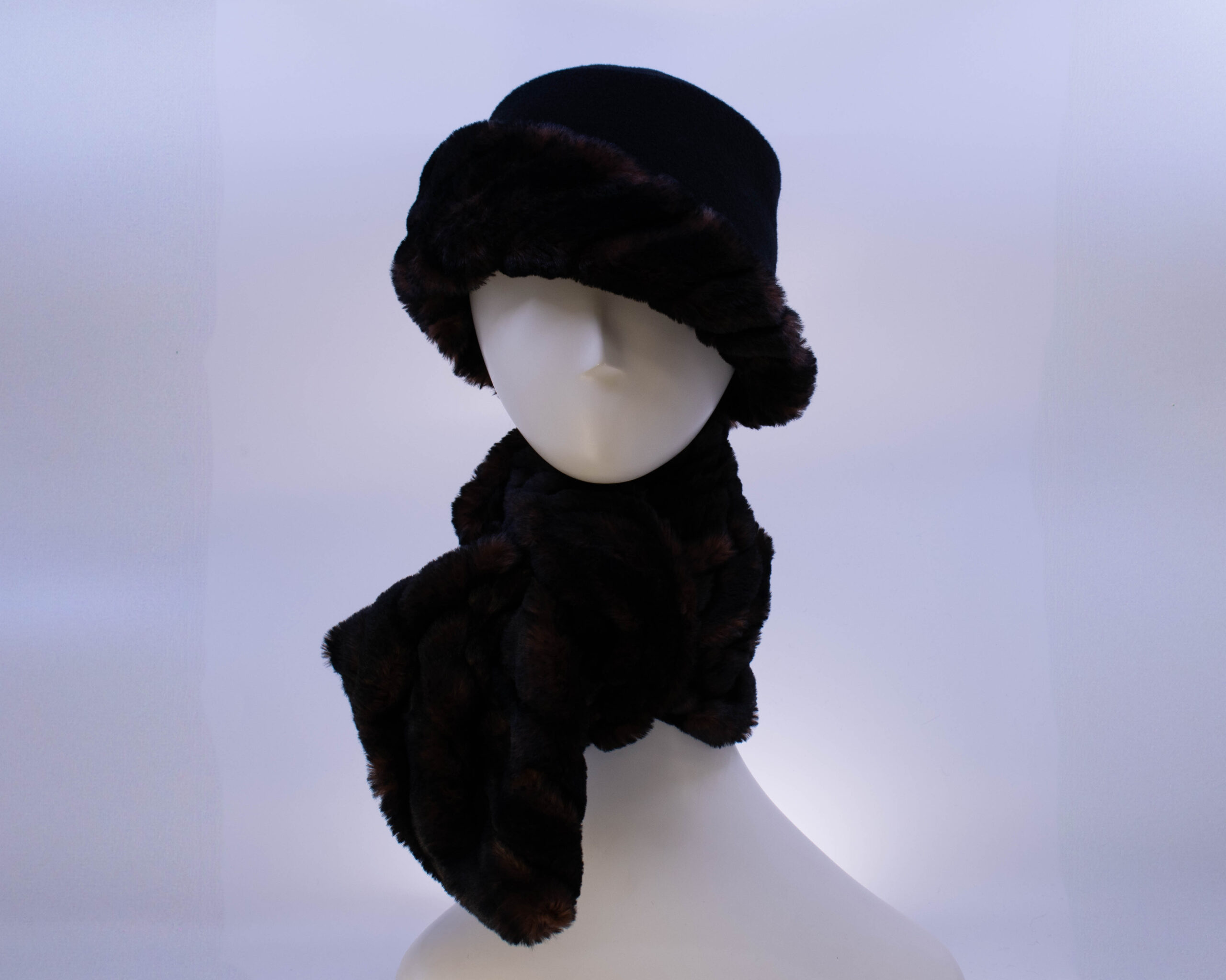 Tundra: Lauren & Scarf - Black/Cherry Cola